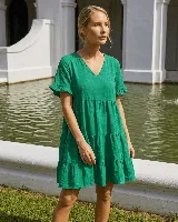 Vestido corto de lino, color rojo, con cuello redondo, mangas cortas con volados y diseño escalonado en la falda.