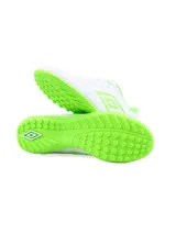 Championes de fútbol Umbro modelo Classico III TF, diseñados para césped sintético. Presentan un diseño en color blanco con detalles en verde neón en el logo lateral, interior y suela.