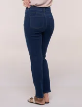 Pantalón jean de corte recto y tiro alto, confeccionado en denim azul. Cuenta con cinco bolsillos funcionales, pretina con pasadores para cinturón y cierre frontal con botón y cremallera.