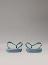 Chancletas Calvin Klein color celeste con logo de la marca en la tira.