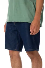 Bermuda de jean azul oscuro, corte recto, largo hasta la rodilla.