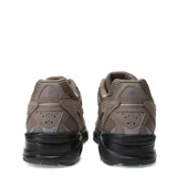 Championes urbanos New Balance modelo 509, color marrón con detalles en negro. Confeccionados en una combinación de malla transpirable y gamuza, cuentan con el logo N característico en los laterales y una suela robusta de color negro.