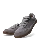 Championes urbanos Caterpillar modelo Pause Retro Leather, color gris con detalles en cuero y gamuza. Presentan suela de goma color marrón con textura hexagonal y cierre mediante cordones.