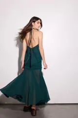 Top de gasa color verde esmeralda con tirantes finos cruzados en la espalda y corte fluido en el pecho.