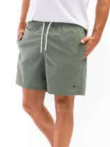 Short de baño negro de taslon de secado rápido, con moldería clásica, cintura elástica con cordón blanco para ajuste y un pequeño parche cuadrado con una letra 'F' en la parte inferior izquierda.