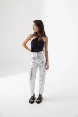 Pantalón de vestir azul eléctrico con acabado brillante, corte recto y tiro alto.