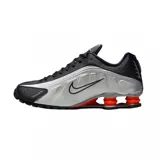 Championes Nike Shox R4 color negro, con diseño clásico de columnas amortiguadoras en el talón y capellada de material sintético con detalles perforados.