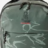 Mochila Rip Curl Overtime 30L Motion color verde con estampado abstracto en tonos más claros y base negra. Cuenta con cierre superior, bolsillo frontal con cierre y asas de mano superiores.