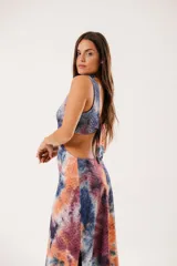 Vestido largo batik con escote en V, sin mangas y corte en la cintura.