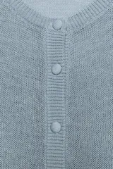 Chaqueta de punto rústico color celeste, de cuello redondo, manga larga y cierre frontal con botones forrados a tono.