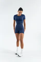 Short deportivo color borgoña, de tiro alto y corte ajustado, con textura acanalada y frunce en la parte trasera.