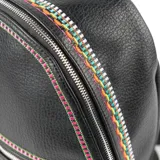 Mochila negra de cuero sintético con textura granulada y bordado en contraste. Tiene un compartimento principal con cierre, un bolsillo interno con cierre, dos bolsillos internos abiertos y un bolsillo externo con cierre. Las correas son regulables y los herrajes son plateados.