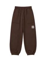Pantalon de jogging color marrón, con bolsillos laterales amplios, puños elásticos en los tobillos y estampado gráfico en la pierna.