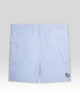 Short de baño celeste con rayas verticales blancas y parche bordado en la pierna derecha.