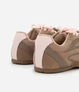 Championes de mujer Satinato con diseño de suela baja y paneles superpuestos, confeccionados en combinación de poliéster y poliuretano color marrón con detalles en rosa claro.