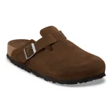 Zuecos Birkenstock modelo Boston, confeccionados en gamuza color marrón, con plantilla de corcho anatómica, suela de goma negra y hebilla metálica ajustable en el empeine.