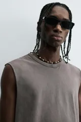 Musculosa gris de corte holgado con cuello redondo y sisa ancha.