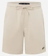 Bermuda masculina de algodón con felpa, color negro, corte slim fit. Presenta cintura elástica con cordón ajustable, bolsillos y etiqueta aplicada.