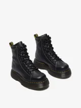 Borcego Dr. Martens Buzz 8 Eye Boot, color negro, confeccionado en cuero Milled Nappa. Presenta costuras blancas en contraste, cuello acolchado, cordones negros, suela robusta Buzz con ranurado DMs y las icónicas costuras amarillas en el ribete.