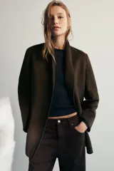 Jeans de tiro medio con corte baggy y pierna relajada. Presenta diseño de cinco bolsillos, cierre frontal con cremallera y botón, y bajo acabado con vuelta.