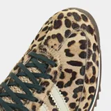Championes Adidas modelo SL 72 OG con estampado animal print de leopardo. Presentan un acabado de cuero peludo, las icónicas tres rayas laterales en color crema, lengüeta texturizada y suela de caucho con diseño dentado.