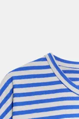 Remera de manga larga con diseño de rayas horizontales en tonos fucsia y rosado, cuello redondo y corte holgado.