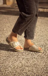 Sandalia Kiko's con base de corcho, tira ancha con estampado croco color dorado y hebilla metálica plateada.