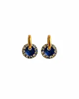 Aros tipo argolla con dije circular de resina azul y borde decorado con strass, montados en base dorada.