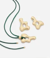 Conjunto de bisutería compuesto por un collar con cordón verde encerado y un par de aros, ambos con piezas metálicas de diseño orgánico y acabado dorado.