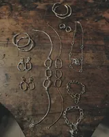 Aros colgantes plateados con forma irregular.