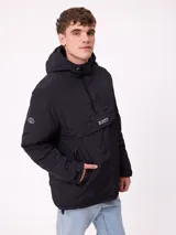Campera tipo canguro con capucha, diseño color block en azul marino y bordó. Cuenta con cierre frontal parcial, bolsillos laterales y logo de la marca bordado en el pecho.