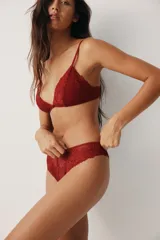 Pack de dos bombachas tipo brazilian de encaje color rojo, con cintura en V y refuerzo interior.