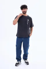 Remera de algodón con efecto lavado, corte oversize y estampa frontal de estrellas.