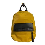 Mochila urbana color mostaza con bolsillo frontal en cuero sintético negro y detalles metálicos. Cuenta con asa superior y cierre principal.
