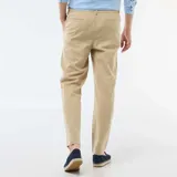 Pantalón chino regular de lino mezclado en color beige, con bolsillos laterales y cierre de botón y cremallera.
