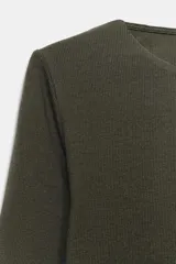 Camiseta de cuello redondo y manga larga con terminación acampanada en los puños, de corte ajustado al cuerpo.