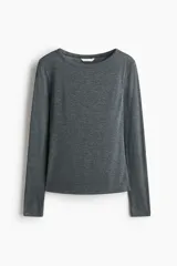 Remera de manga larga en tejido de punto suave, con cuello redondo y bajo recto, de corte entallado.