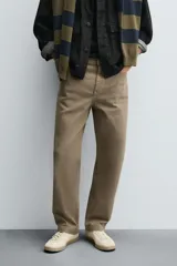 Pantalón de corte recto confeccionado en tejido de algodón con elasticidad. Presenta diseño de cinco bolsillos, cierre frontal con cremallera y botón.