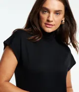 Vestido midi negro de punto texturizado, con cuello alto plegable, mangas cortas y aberturas laterales, confeccionado por Marfinno.