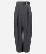 Pantalón sastre de corte barrel, color gris oscuro, con cintura alta, pinzas delanteras y diseño de pierna ancha.