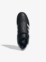 Zapatillas Adidas Taekwondo negras de cuero, sin cordones y con las tres tiras blancas en los laterales.