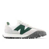 Championes New Balance modelo XC-72, unisex, color blanco con detalles en verde y gris. Capellada de cuero y gamuza, con suela de goma texturizada.