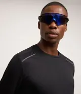 Remera deportiva de manga larga con cuello redondo, confeccionada en tejido técnico Dry Fit. Presenta un diseño liso en color negro con detalles reflectantes en los hombros.