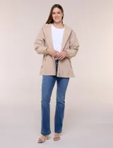 Gabardina estilo parka impermeable de color beige, con capucha fija con cordón ajustable, cierre frontal oculto con broches y bolsillos laterales.