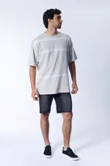 Remera beige con diseño tie dye horizontal en blanco.