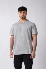 Remera de algodón con efecto gastado y acabado vintage, de corte semi oversize y cuello redondo.