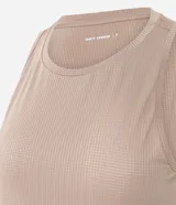 Musculosa deportiva Get Over de microfibra texturizada color marfil, con cuello redondo, tirantes anchos y bajo redondeado.