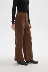 Pantalon de pana color verde oliva, de corte recto y tiro medio, con bolsillos laterales y cierre frontal.