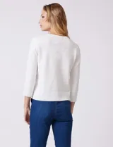 Cardigan de tejido fino en color gris, con cuello redondo, cierre frontal con botones y mangas tres cuartos.