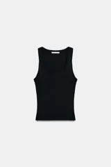 Musculosa de punto rib color blanco, con escote redondo y diseño ajustado.